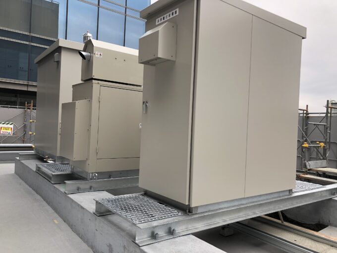 キュービクル架台（耐震架台）＋点検用足場