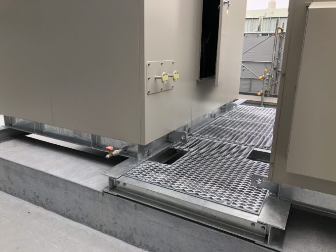 キュービクル架台（耐震架台）＋点検用足場
