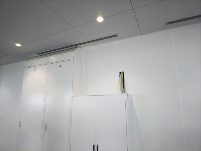 配電盤上　カバーダクト