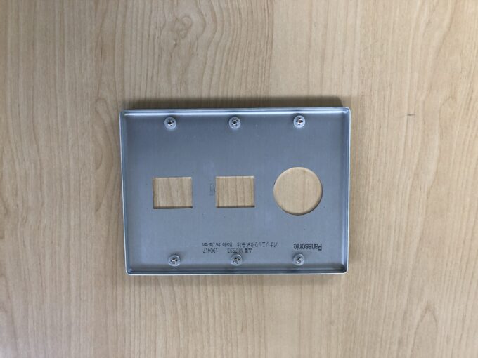 新金属プレート穴あけ加工品