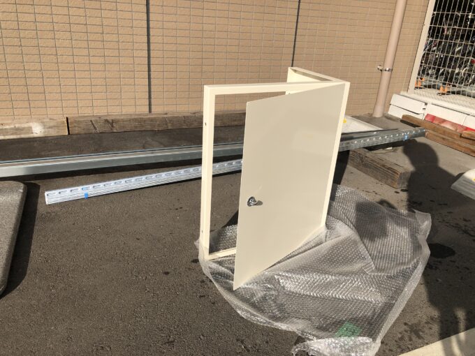 裏蝶番ケーブルカバー