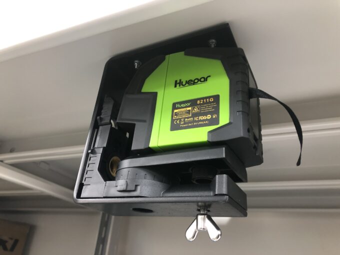 レーザー下げ振り用コ型金具