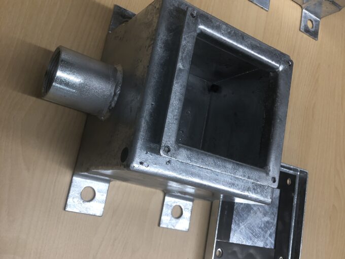ソケット付き完全防水プルボックス