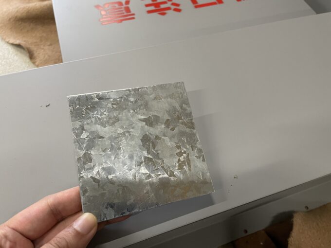 亜鉛メッキ板製貫通枠（グレーサビ止め仕上げ）