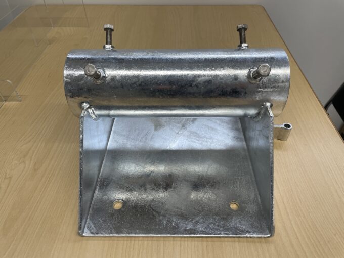 ドブ パイプ支持金具