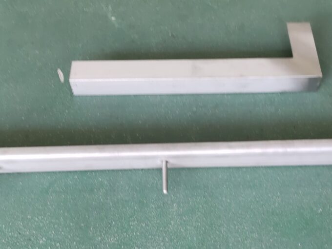 盤支持用挟み込み金物