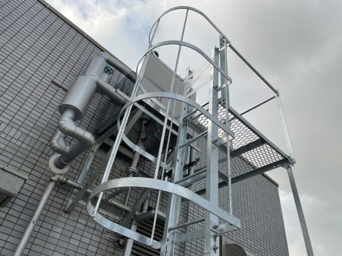 点検用 背かご付タラップ