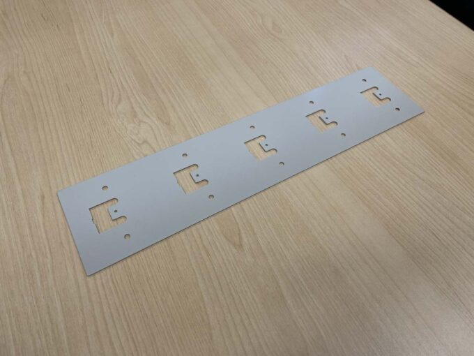 リレー取付用化粧板