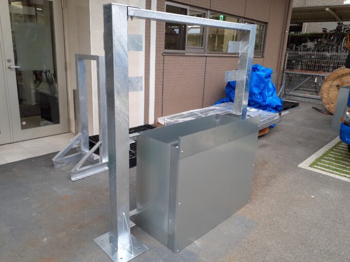 分割式PCS架台（ドブ角パイプ＋ZAM）