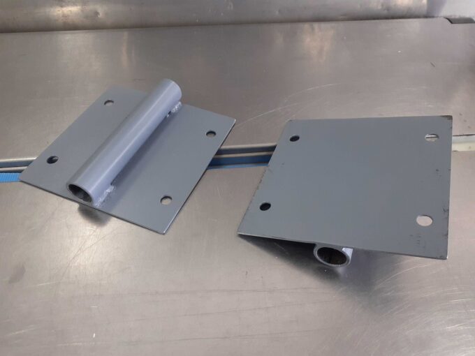 ボルト固定金具