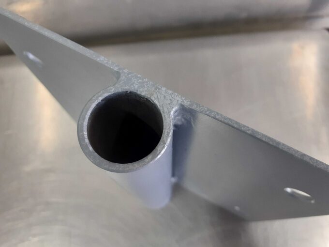 ボルト固定金具