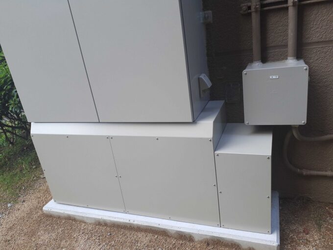 分割式配電盤下カバー（重耐塩塗装）