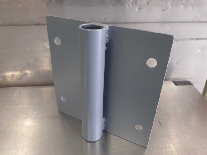 ボルト固定金具