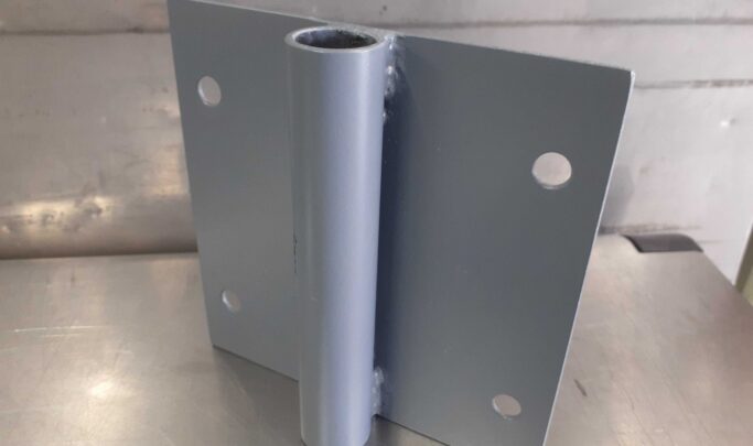 ボルト固定金具