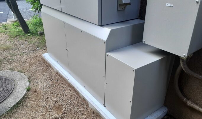 分割式配電盤下カバー（重耐塩塗装）